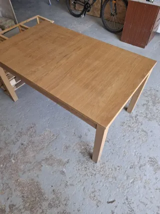 Mesa de comedor de madera