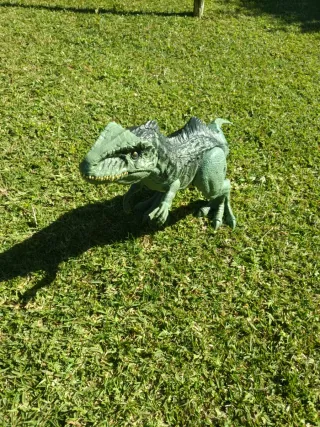 Dinosaurio de juguete verde