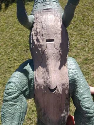 Dinosaurio de juguete verde