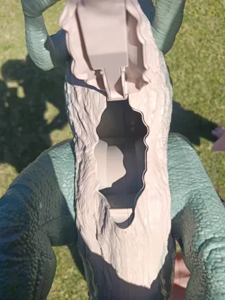 Dinosaurio de juguete verde