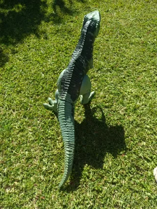 Dinosaurio de juguete verde