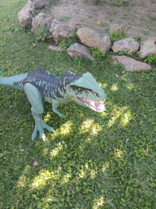 Dinosaurio de juguete verde