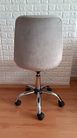 Silla de escritorio terciopelo gris, giratoria.