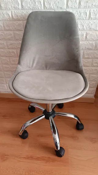 Silla de escritorio terciopelo gris, giratoria.