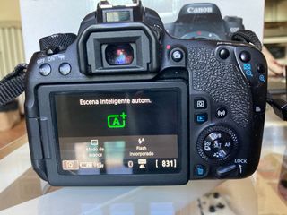 Canon 77D equipo completo + extras(original 1100€)
