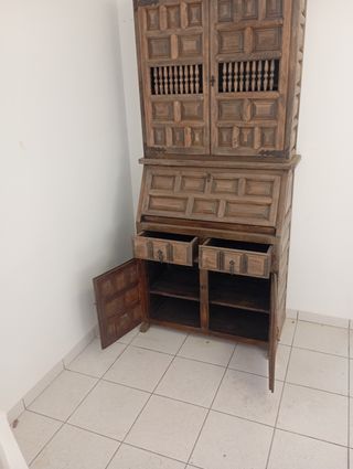 Mueble de madera antiguo