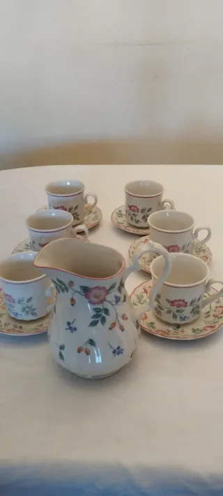 Juego 6 tazas y platos + jarra floral