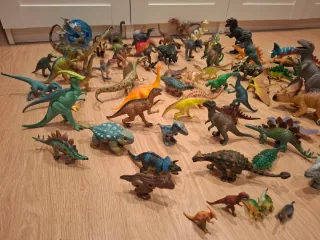 Figuras de dinosaurios de juguete