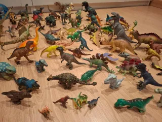 Figuras de dinosaurios de juguete