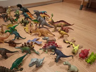 Figuras de dinosaurios de juguete
