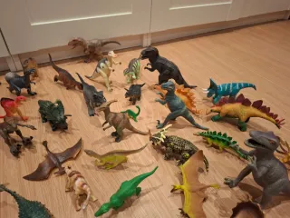 Figuras de dinosaurios de juguete