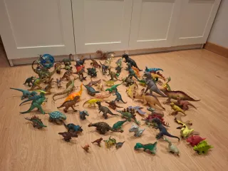 Figuras de dinosaurios de juguete