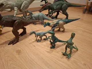 Figuras de dinosaurios de juguete