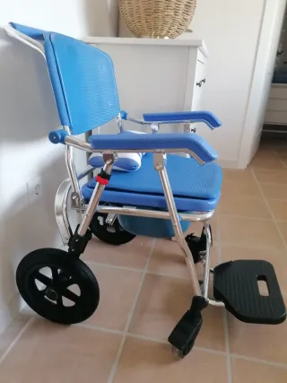 Silla de ruedas plegable para ducha y wc Wellel