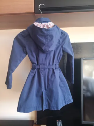 Gabardina azul con cinturón