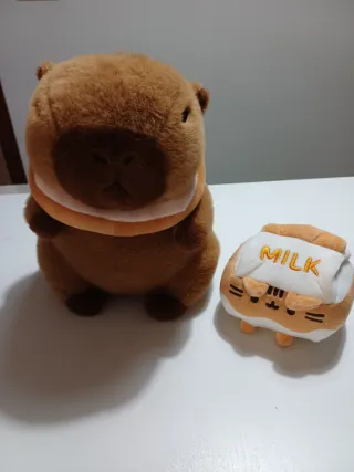 Peluches Capibara y Pusheen