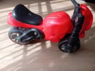 Moto de juguete para niños a partir de 2 años.