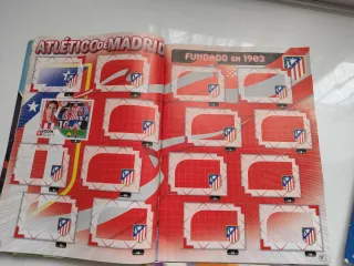 Álbumes de cromos de fútbol vacíos