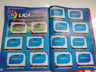 Álbumes de cromos de fútbol vacíos