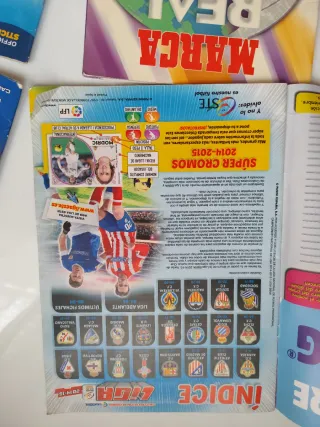 Álbumes de cromos de fútbol vacíos