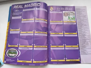 Álbumes de cromos de fútbol vacíos