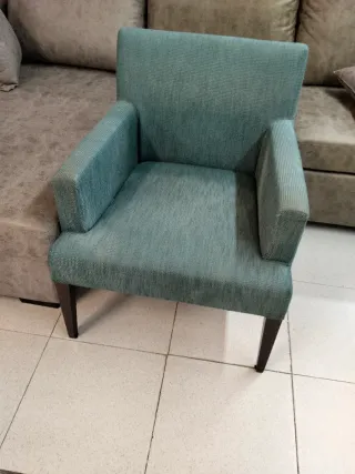 Sillón de tela color verde azulado
