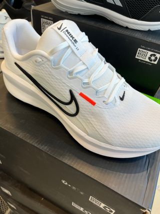 Zapatillas Nike Blancas y Negras