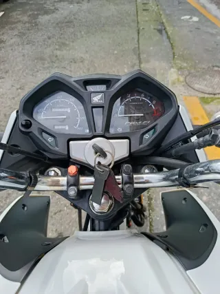 Honda CB125F Blanca - Ruedas Nuevas