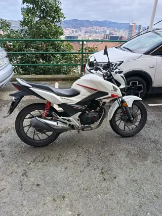 Honda CB125F Blanca - Ruedas Nuevas