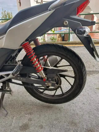 Honda CB125F Blanca - Ruedas Nuevas