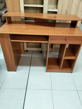 Escritorio de madera marrón
