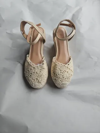Sandalias beige estilo alpargatas