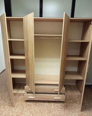 Armario de madera color beige y marrón