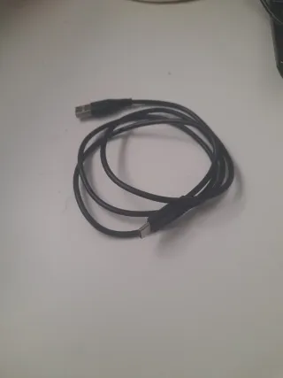 Carregador USB Branco e Cabo Preto