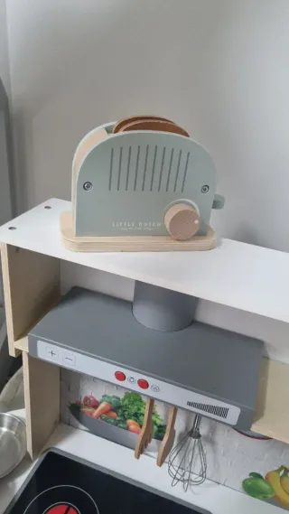 Cocinita de madera con accesorios
