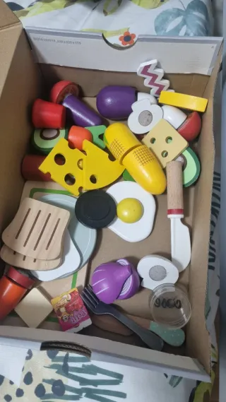 Cocinita de madera con accesorios