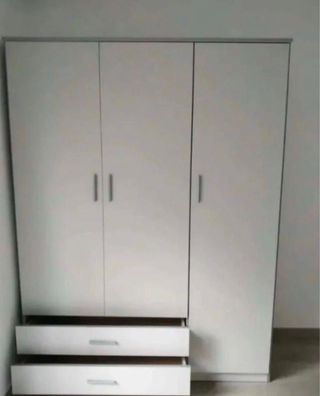 Armario blanco de madera