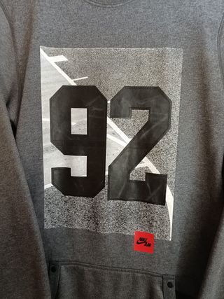 Sudadera Nike Color Gris, Negro y Rojo Talla XS.