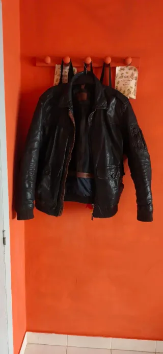 Cazadora de piel negra y marrón