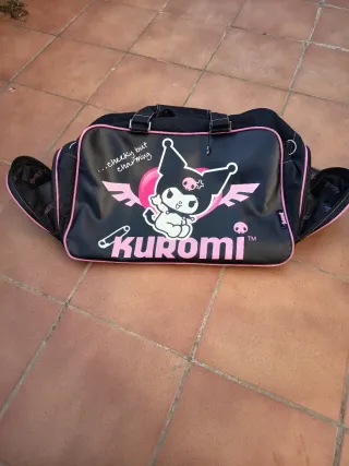Bolso de viaje Kuromi Sanrio negro y rosa.