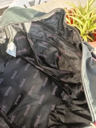 Bolso de viaje Kuromi Sanrio negro y rosa.