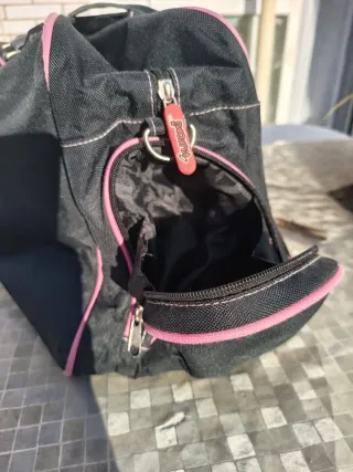 Bolso de viaje Kuromi Sanrio negro y rosa.