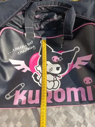 Bolso de viaje Kuromi Sanrio negro y rosa.