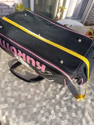 Bolso de viaje Kuromi Sanrio negro y rosa.