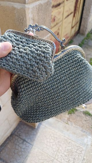 Borsetta fatta a mano verde con dettagli oro