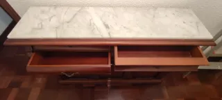 Taquillón de madera con tapa de mármol