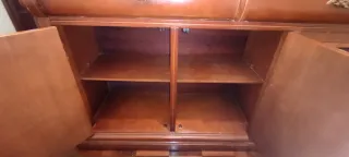 Taquillón de madera con tapa de mármol