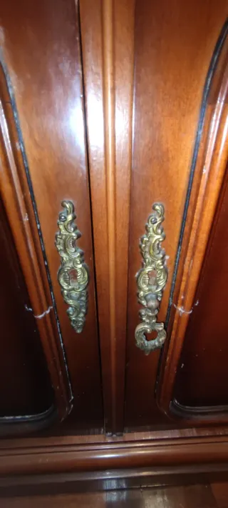 Taquillón de madera con tapa de mármol