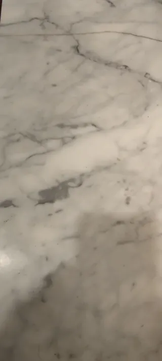 Taquillón de madera con tapa de mármol