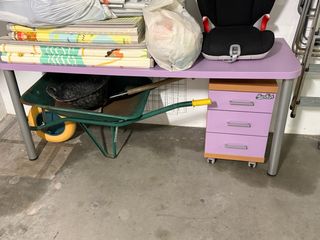 Mesa de escritorio morada con cajones